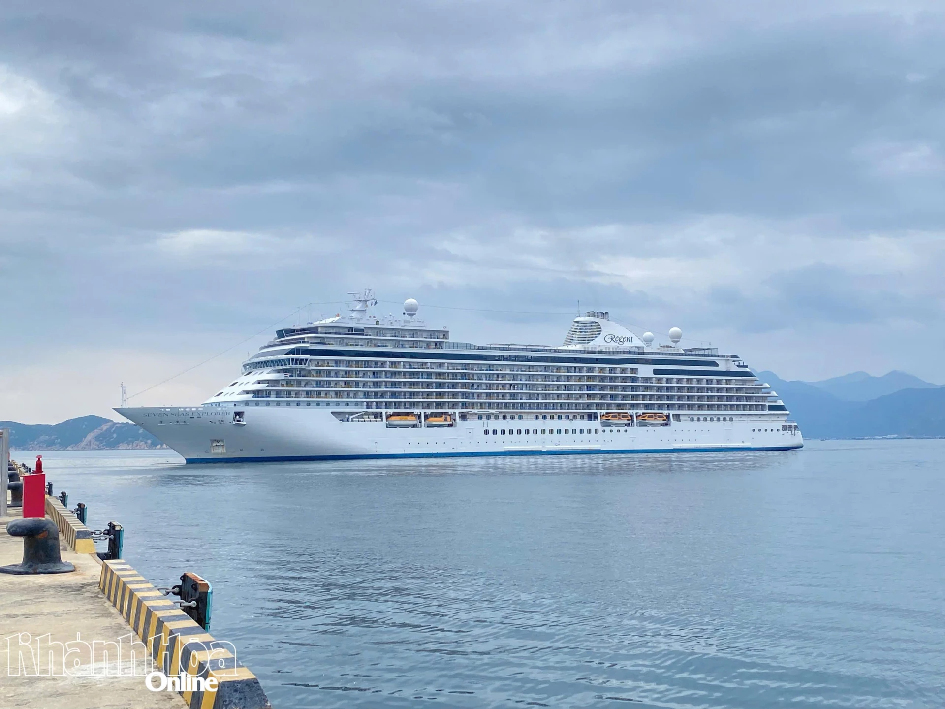 International cruise ship Seven Seas Explorer brings 700 tourists to Khanh Hoa